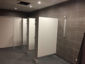 Cloison de douche salle de sport, Aménagement intérieur espace collectif